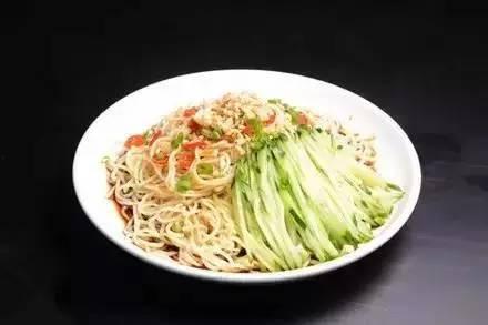 群众吃瓜拌面的视频,群众共享吃瓜拌面欢乐时光