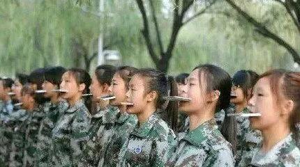 吃瓜群众秒变军网记者